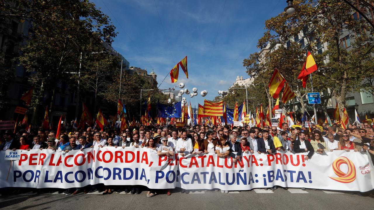 Les manifestants antiséparatistes ont défilé dimanche dans les rues de Barcelone [Keystone/EPA - Toni Albir]