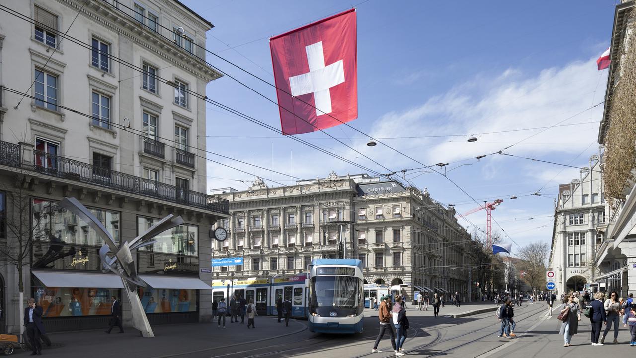 La fameuse Paradeplatz à Zurich, emblématique du monde des affaires. [KEYSTONE - GAETAN BALLY]