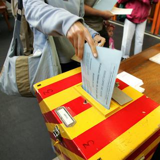 Une urne lors d'une votation à Genève. [Keystone - Martial Trezzini]