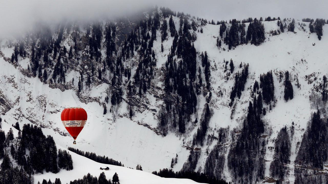 Le 41e Festival de ballons de Château d'Oex a connu une météo difficile. [Reuters - Denis Balibouse]