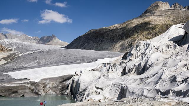 Des bâches protègent le glacier du Rhône. [Keystone - Jean-Christophe Bott]