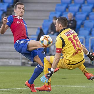 Kevin Bua ici face au gardien sédunois Kevin Fickentscher sur l'action qui a amené le penalty. [Keystone - Georgios Kefalas]