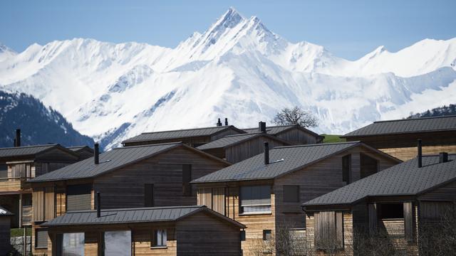 Des appartements de vacances à Cumbel, dans les Grisons. [Keystone - Gian Ehrenzeller]