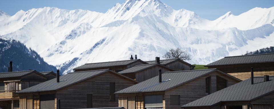 Des appartements de vacances à Cumbel, dans les Grisons. [Keystone - Gian Ehrenzeller]