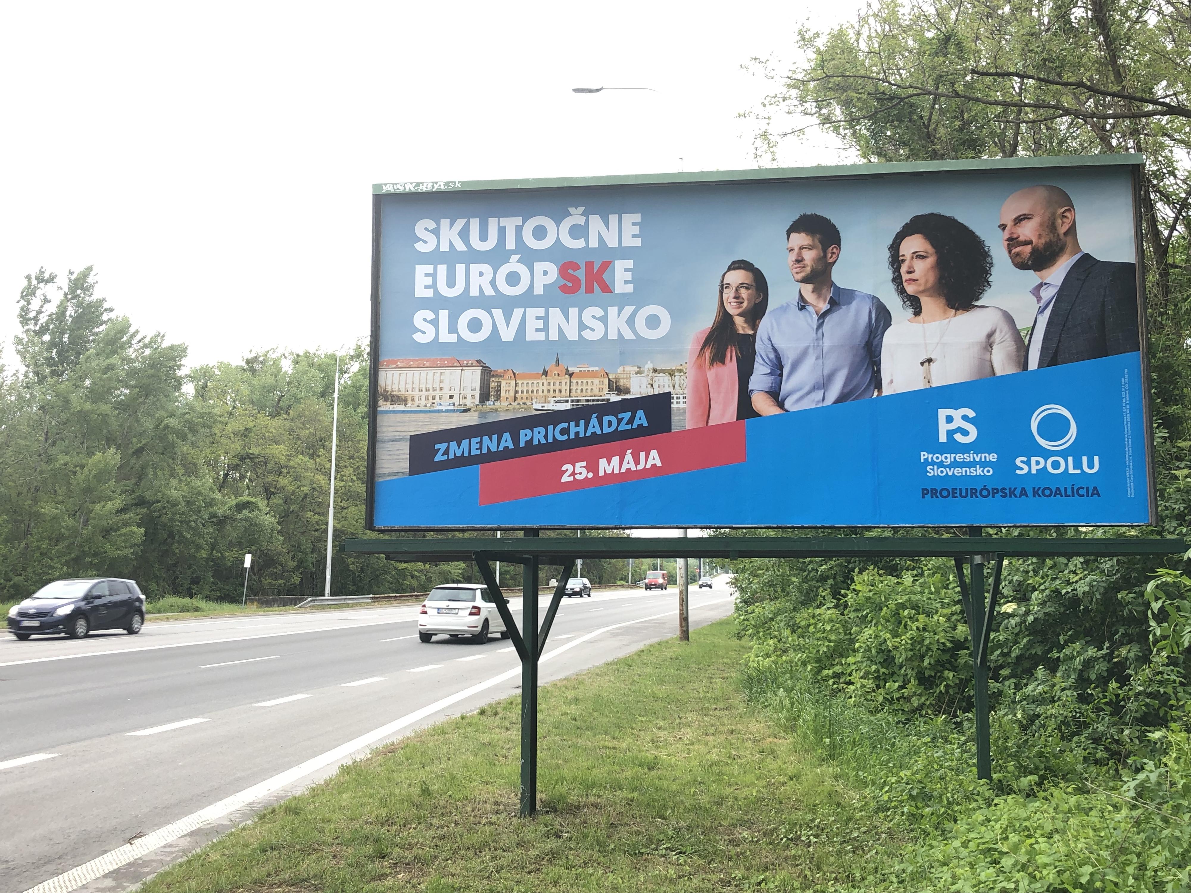 Une affiche du parti Slovaquie progressiste pour les européennes, à l'entrée de Brastislava. [RTS - Juliette Galeazzi]