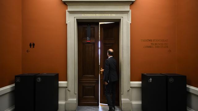 La porte de la séance de commission judiciaire derrière laquelle Michael Lauber est entendu. [Keystone - Anthony Anex]