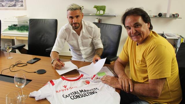 Behrami appose sa firme sur le contrat en présence de Constantin (source: Twitter).