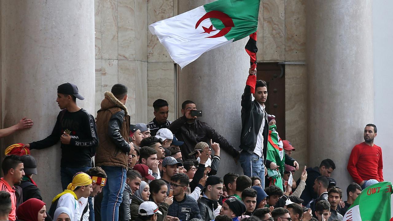 Manifestation estudiantine contre la candidature d'Abdelaziz Bouteflika, à Alger, ce 10 mars 2019. [EPA - MOHAMED MESSARA]