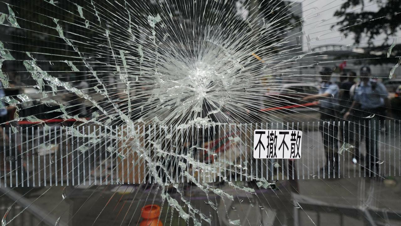 Vitre brisée à proximité du Parlement local de Hong Kong, ce 2 juillet 2019. [Vincent Yu - AP Photo]