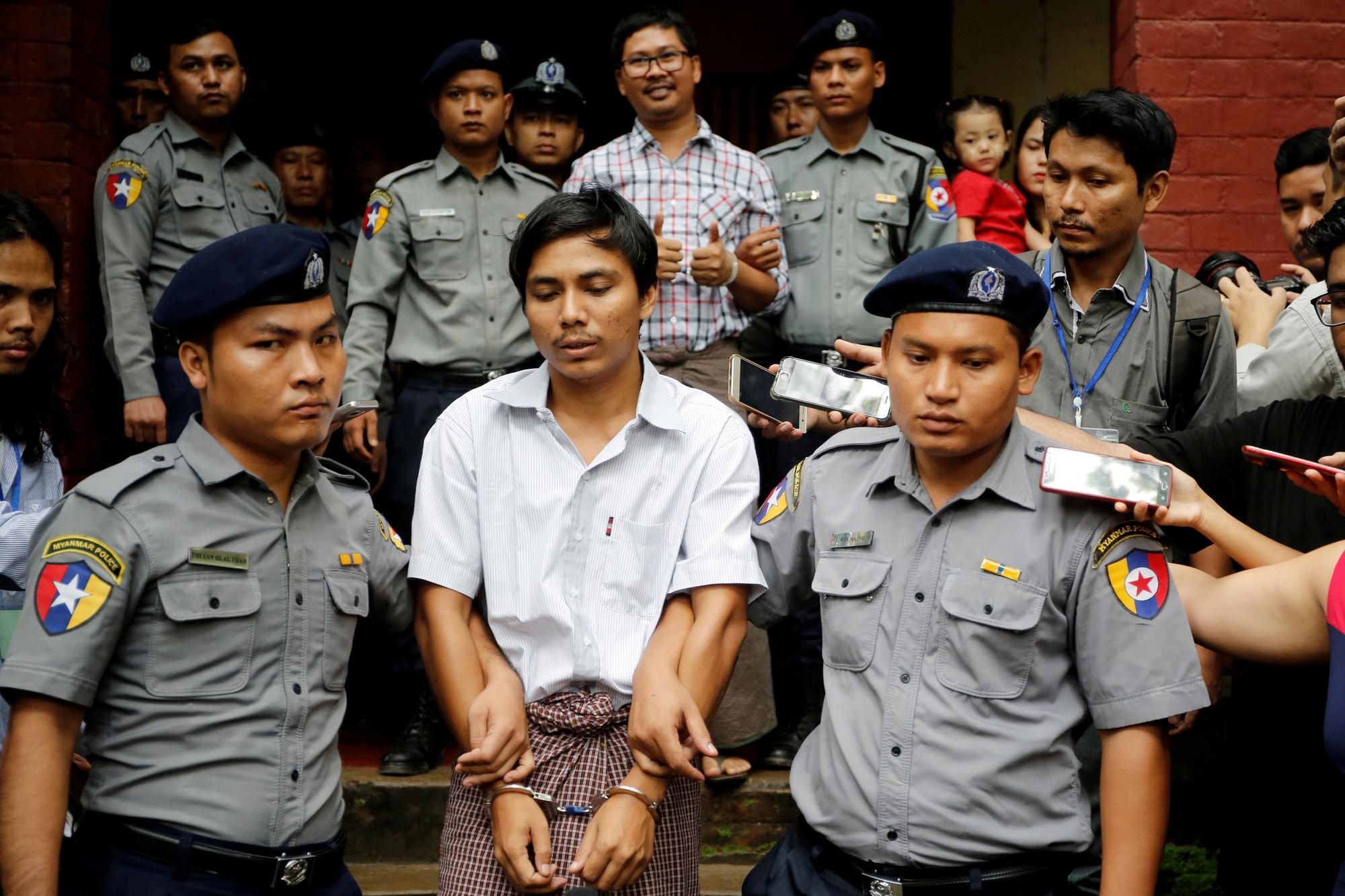 Les journalistes birmans Kyaw Soe Oo et Wa Lone escortés par la police en sortant du tribunal de Rangoun, le 20 août 2018. [Reuters - Ann Wang]