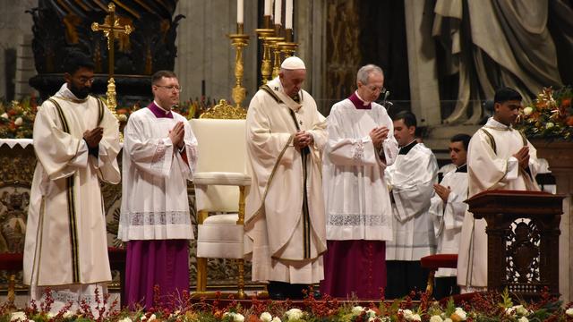 Le pape François (centre) lors de son homélie de Noël, ce 24 décembre 2019 à Rome. [Anadolu Agency - Baris Seckin]