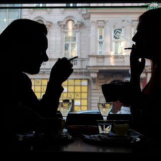 Les clients d'un café de Vienne en 2018. [AFP - Joe Klamar]