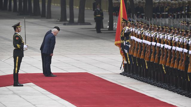 Le président de la Confédération Ueli Maurer et le président chinois Xi Jinping à Pékin. [Keystone/Kyodo News via AP - Madoka Ikegami]