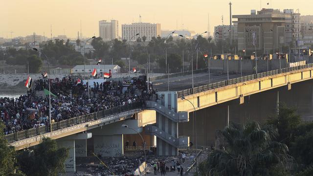 Les manifestants irakiens occupent à nouveau un pont de Bagdad [Keystone - AP Photo/Hadi Mizban]