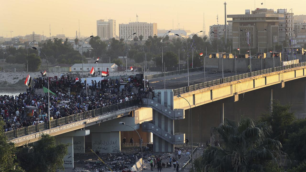 Les manifestants irakiens occupent à nouveau un pont de Bagdad [Keystone - AP Photo/Hadi Mizban]
