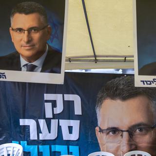 Des affiches du politicien Gideon Saar qui se présente comme le challenger de Benjamin Netanyahu. [AP Photo/Keystone - Ariel Schalit]