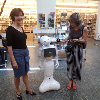 La bibliothèque de Zoug s'offre les services d'un robot. [RTS - Delphine Gendre]