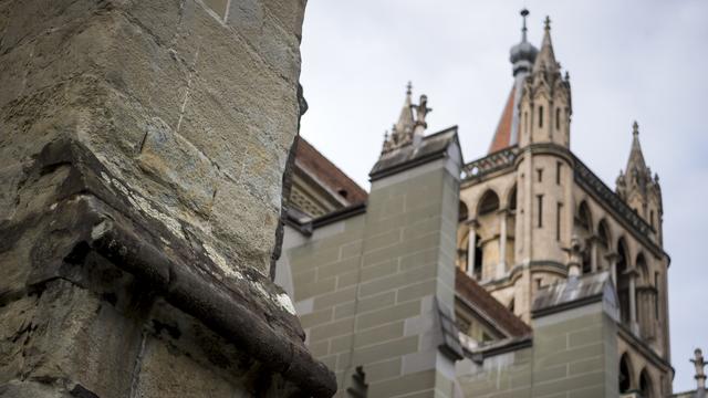 A cause de la fragilité de la molasse, la cathédrale de Lausanne est sensible aux intempéries et doit être fréquemment rénovée [Keystone - Jean-Christophe Bott]