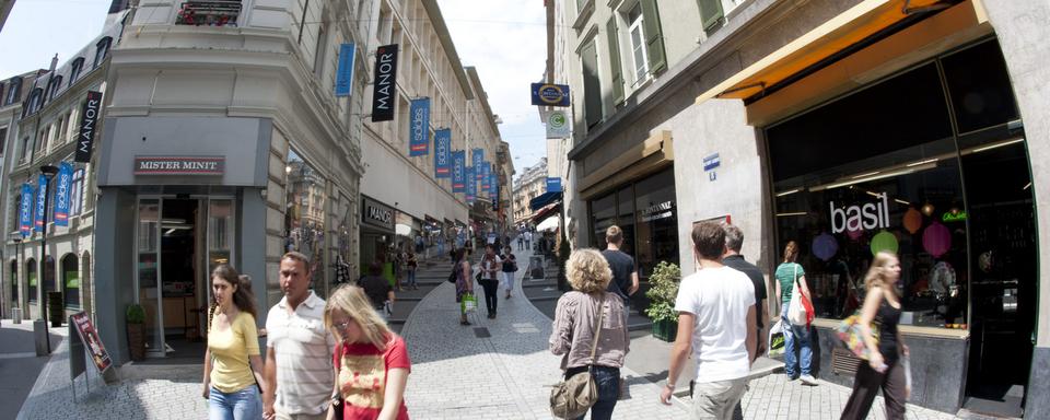 Une rue commerçante à Lausanne. [Keystone - Laurent Gillieron]