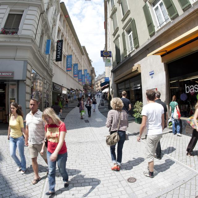 Une rue commerçante à Lausanne. [Keystone - Laurent Gillieron]