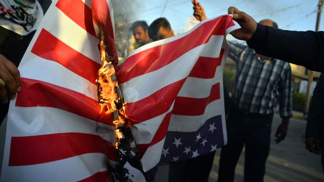 Le 30 décembre 2019, des manifestants ont brûlé des drapeaux américains dans la rue [AFP - Haidar Hamdani]