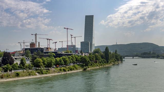 Le chantier autour de la tour Roche à Bâle. [Keystone - Georgios Kefalas]