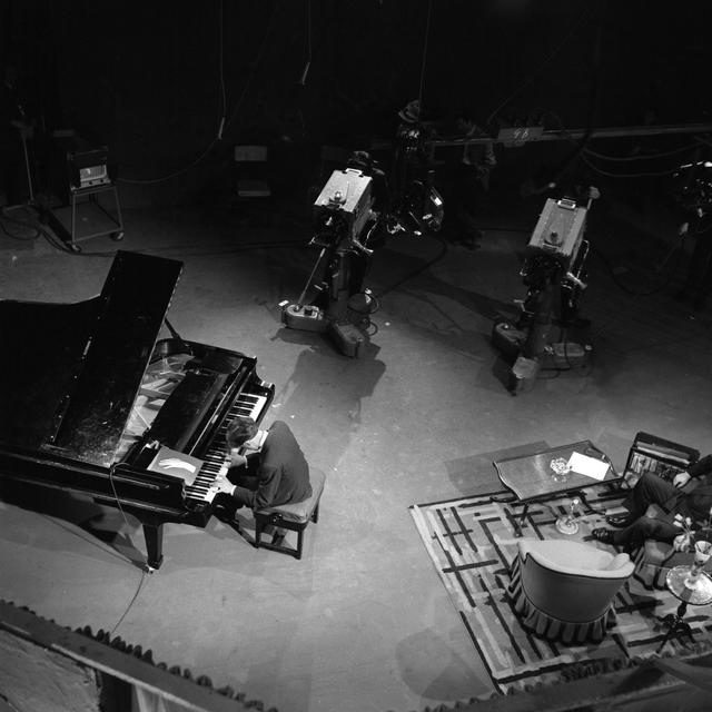 Plateau de l'émission "Les Grands Interprètes" où se produit le pianiste György Sebok. [Ina - Philippe Bataillon]