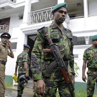 Les forces de sécurité sri-lankaises à pied d'oeuvre depuis la vague d'attentats à Colombo. [AP Photo - Eranga Jayawardena]