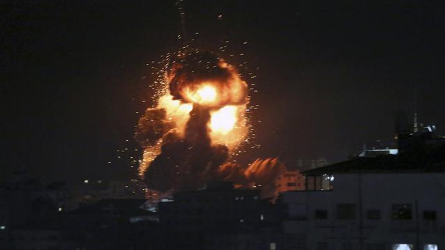 Une explosion causée par une frappe israélienne sur la bande de Gaza. [Keystone/AP Photo - Adel Hana]