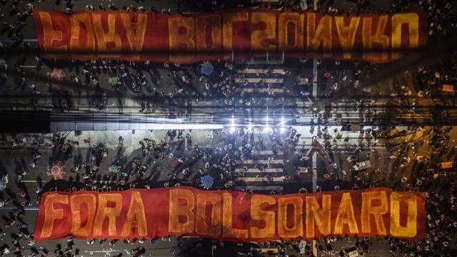 "Bolsonaro dehors", dit cette banderole. Au Brésil, des millions de personnes ont manifesté contre un projet de réforme des retraites. [AFP - Mauro Pimentel]