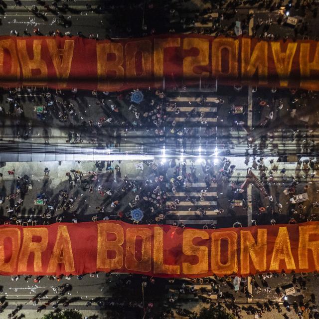 "Bolsonaro dehors", dit cette banderole. Au Brésil, des millions de personnes ont manifesté contre un projet de réforme des retraites. [AFP - Mauro Pimentel]
