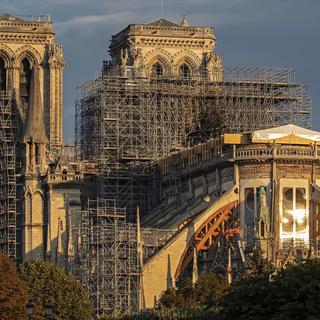 Mardi 17 septembre: le soleil sur le chantier de la cathédrale Notre-Dame de Paris. [Keystone/AP - Ian Langsdon]