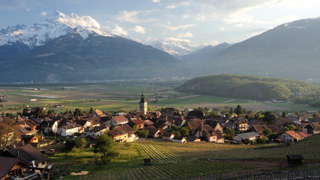 Le village d'Ollon et les Dents du Midi. [CC BY-SA 4.0 - Zacharie Grossen]