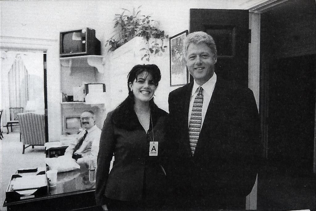 Durant son mandat, Bill Clinton est poursuivi devant un tribunal civil par l'une de ses anciennes collaboratrices, Paula Jones, qui l'accuse de harcèlement sexuel. L'ex-président n'est pas condamné, mais c'est durant ce procès qu'il fera des déclarations sur Monica Lewinsky (photo) qui lui vaudront une tentative d'impeachment (destitution). [RTS - STR]