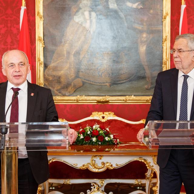 Ueli Maurer (gauche) et son homologue autrichien Alexander Van der Bellen (droite) devant la presse à Vienne, ce 11 janvier 2019. [EPA - FLORIAN WIESER]