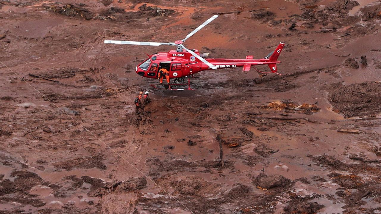 Des secouristes recherchent des survivants après la rupture d'un barrage minier à Brumadinho, au Brésil. [Keystone/epa - Antonio Lacerda]