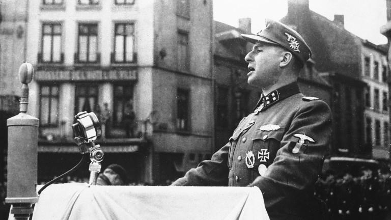 Léon Degrelle, fondateur du parti fasciste belge Rex et combattant sur le front de l'Est avec la 28e division SS Wallonie, tenant un discours à Charleroi. [AFP - Roger-Viollet]
