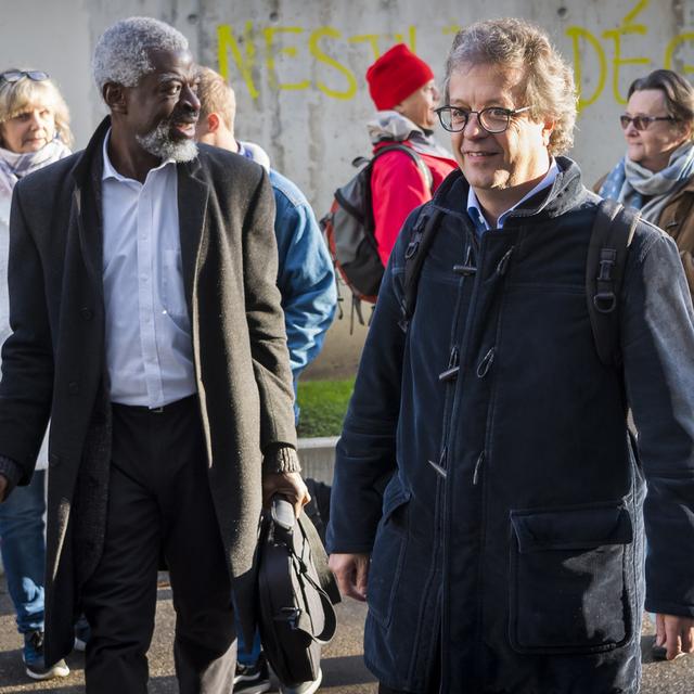 Michel Agnant et Jérôme Christen à leur arrivée au tribunal veveysan. [Keystone - Jean-Christophe Bott]