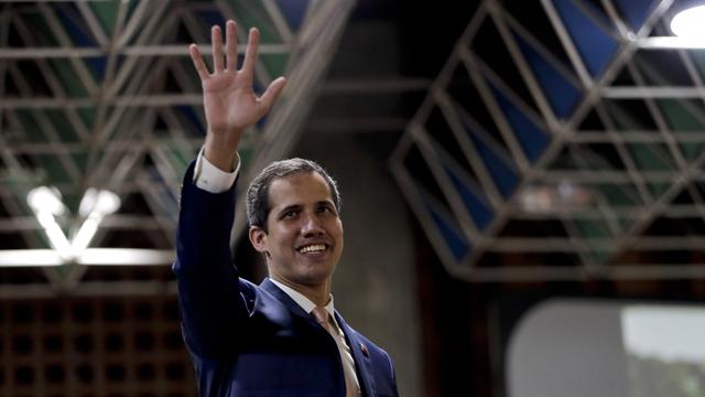 La Cour suprême demande la levée de l'immunité parlementaire de Juan Guaido. Il lui est reproché de ne pas avoir respecté une interdiction de sortie du territoire. [Natacha Pisarenko]