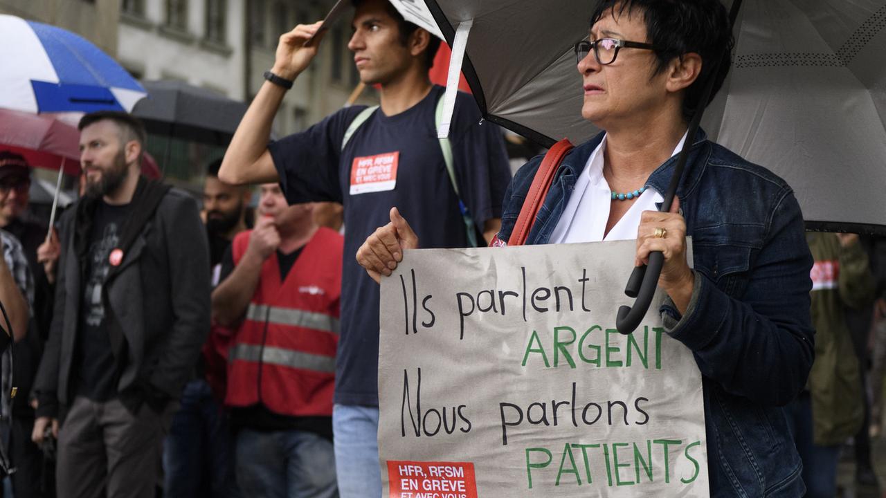 Les employés de l'Hôpital fribourgeois en grève, mardi 22 mai. [Keystone - Anthony Anex]