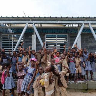 Enfants devant leur école en plastique recyclé à Gonzagueville en Côte d’Ivoire. [unicef.org]