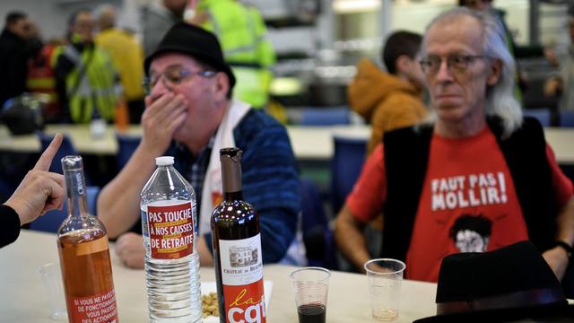 Repas de Noël de grévistes dans le port autonome de Marseille, 24.12.2019. [AFP - Christophe Simon]