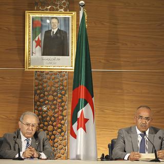 le premier ministre algérien Noureddine Bedoui et le vice premier ministre Ramtane Lamamra. [Ap/Keystone - Anis Belghoul]