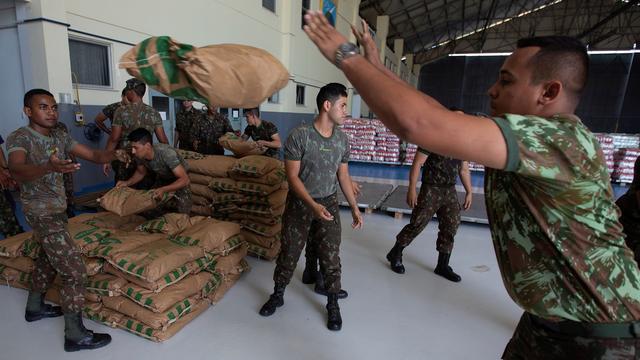 Des soldats brésiliens organisent un aide humanitaire pour le Venezuela. [Keystone/epa - Joedson Alves]