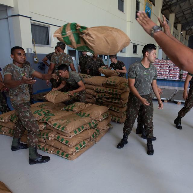 Des soldats brésiliens organisent un aide humanitaire pour le Venezuela. [Keystone/epa - Joedson Alves]