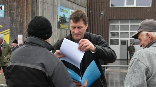 Thomas Stettler, président de l'UDC jurassienne, en train de récolter des signatures contre le report de la baisse fiscale. [RTS - Gaël Klein]