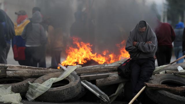 En Equateur, des manifestants ont bloqué des routes avec des pneus et des arbres pour protester contre la hausse des prix des carburants. [Ivan Alvarado]