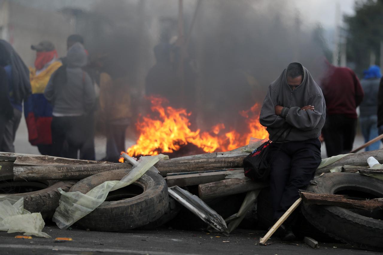 En Equateur, des manifestants ont bloqué des routes avec des pneus et des arbres pour protester contre la hausse des prix des carburants. [Ivan Alvarado]