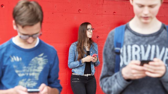 Les mesures britanniques visent à combattre la dépendance des jeunes aux réseaux sociaux. [keystone - Christof Schuerpf]