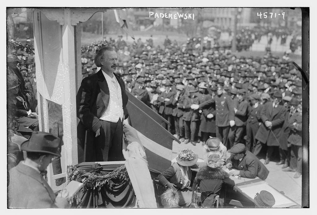 Paderewski haranguant la foule sous la Liberty Bell du City Hall Plaza à New York, le 4 avril 1918 (alors "Polish Day"), pour l'inciter à souscrire aux fameux Liberty Bonds (ou Liberty Loans), "actions de la liberté" vendues en faveur de l'effort de guerre allié. [Collections du Musée Paderewski de Morges]